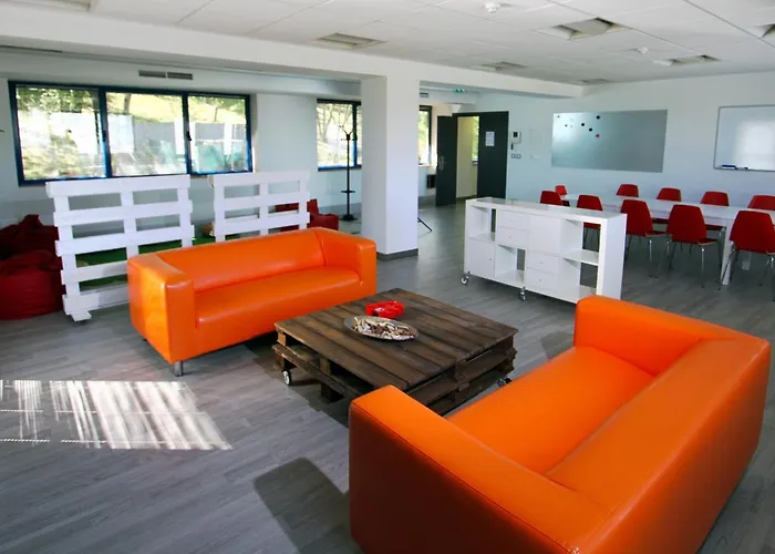 Hostal Bilbao Hostel *